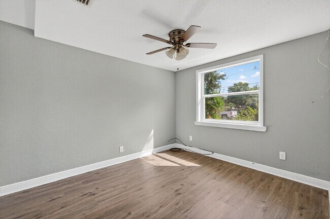 Building Photo - Location, Location, location! Large 3 Bedroom, 2 Bathroom Home for rent. This home has recently b...