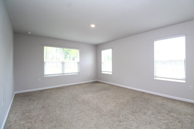 Building Photo - Spacious 4-Bed, 2-Bath East Milton Home with 2-Car Garage, Open-Concept Kitchen, Primary Suite, F...