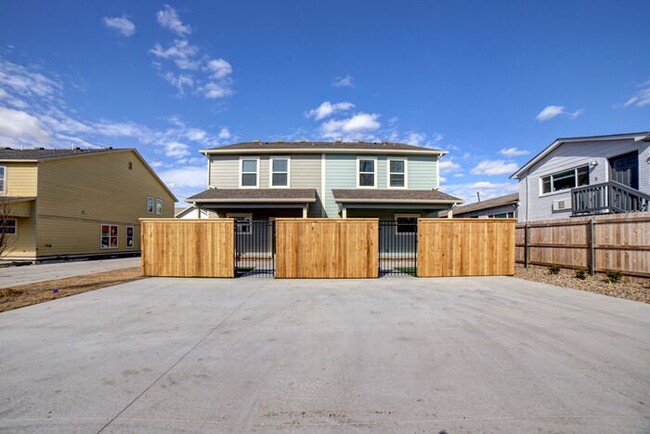 Building Photo - Brand New Luxury 4/2.5 Townhome! Move in S...