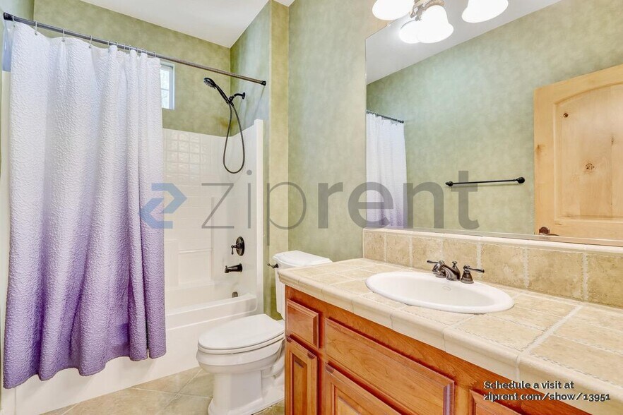 Building Photo - 704 Moore Way