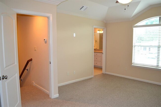 Building Photo - 336 Lazy Ln