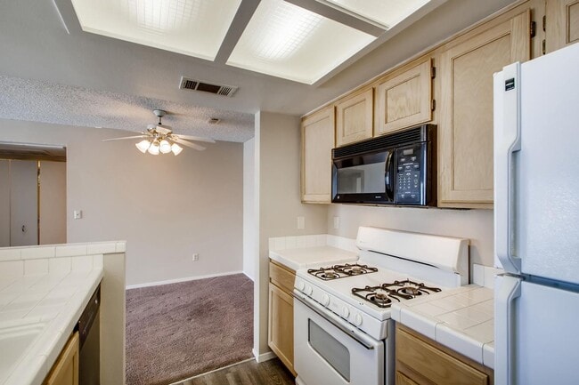 Building Photo - Near Summerlin, Gated Community w/ tons of amenities - Amazing Condo!