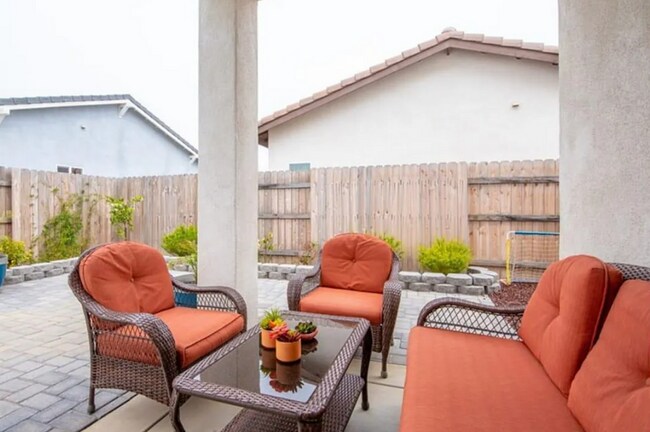 Building Photo - Heritage Square Newer Two Story in Gated Development