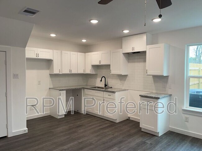 Building Photo - 8226 Linda Vista Rd