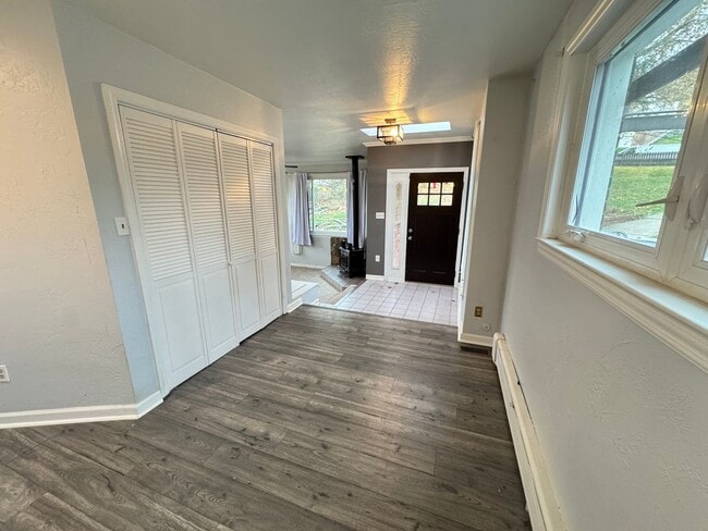 Building Photo - Spacious Private Oasis - 3 Bedroom 2 Bathr...