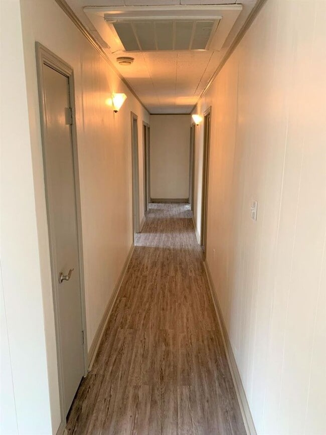 Building Photo - Come take a look at this home on a conveni...
