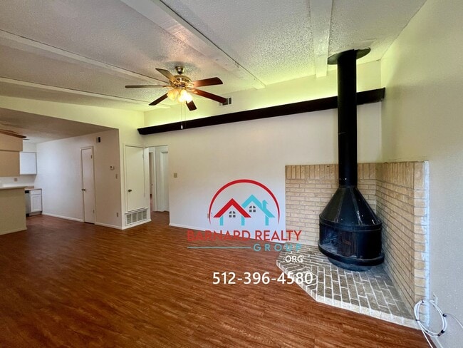 Building Photo - Available Now: 2 bed/1 bath Duplex With Hu...