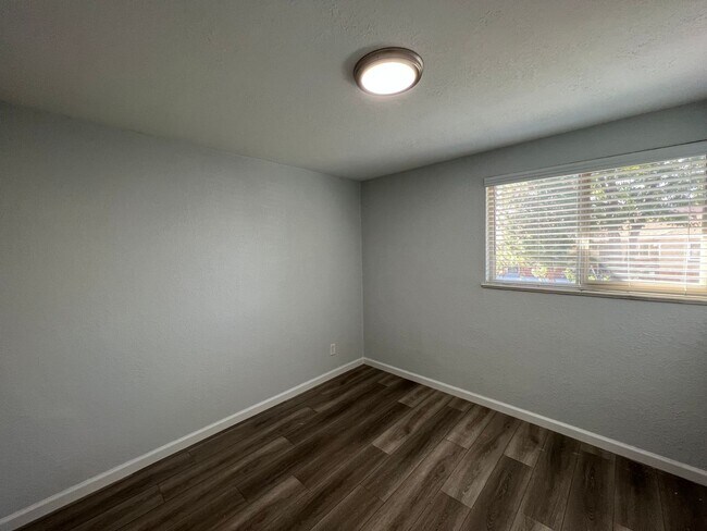 Building Photo - Beautifully Renovated 2 bedroom in Aurora! Right on the park and close to Stanley Marketplace!