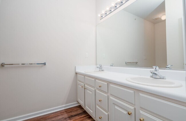 Building Photo - Cozy Lakeside Living in Moncks Corner!