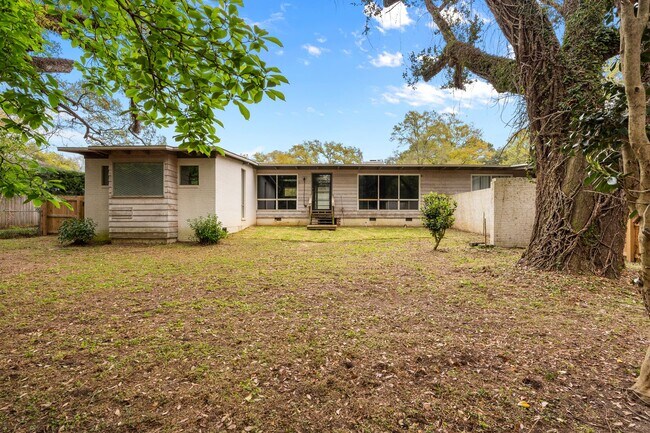 Building Photo - 2/2 with carport - fenced backyard