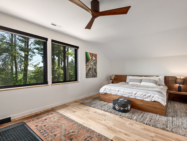 Building Photo - Creek Side *Unfurnished