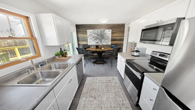 Building Photo - Newly Updated 2 Bedroom, 1.5 Bath House, Centrally Located