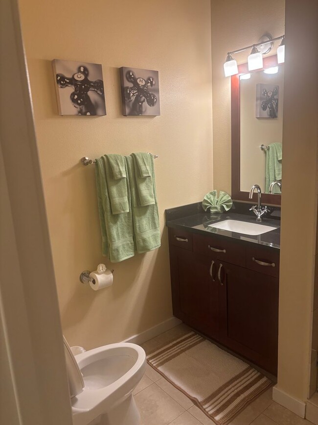 Building Photo - Panorama Towers / Villa Style Condo on two...