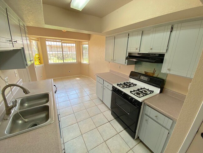 Building Photo - Northeast El Paso 3 bed with Refrig A/C