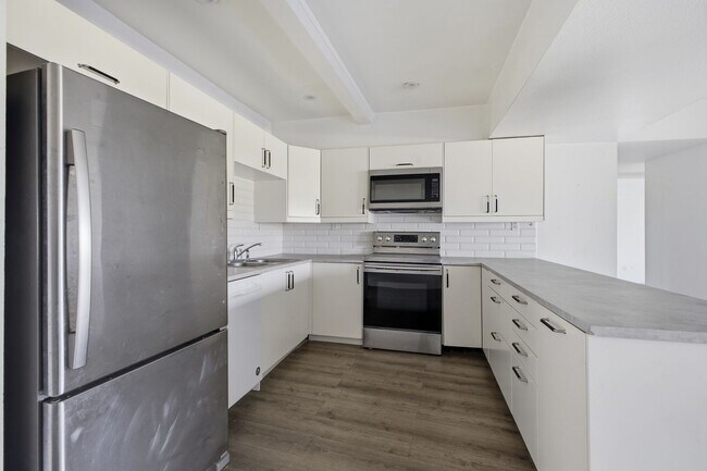 Building Photo - Stunning Echo Park 2 Bed / 1 Bath with Breathtaking Lake Views
