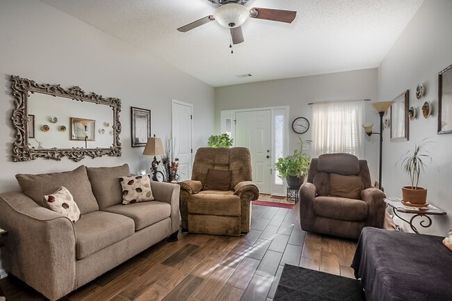 Building Photo - 3 bedroom 2 bathroom townhouse in Covington Villas