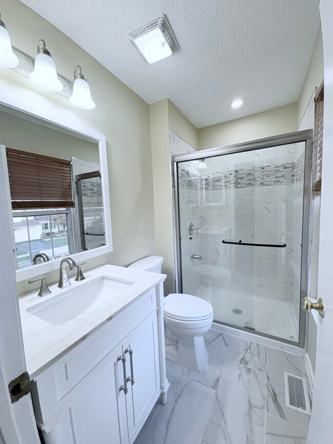 Building Photo - 4BR w/ Deck Near Blacklick Woods