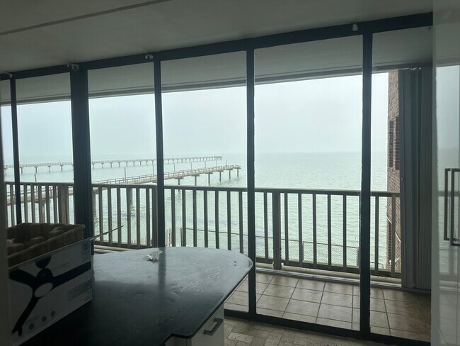 Building Photo - 4334 Ocean Dr