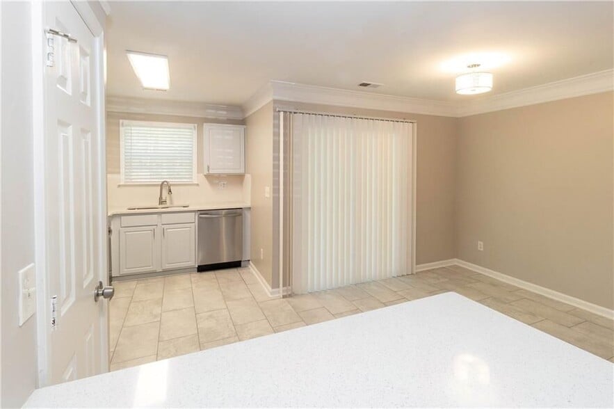 Building Photo - 745 Crestwell Cir