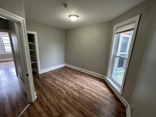 Building Photo - 440 W Fisher Ave