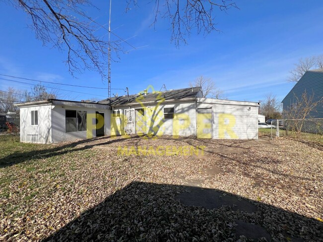 Building Photo - 3 bedrooms 1 bathroom ranch style house