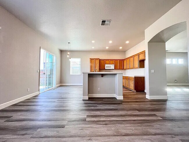 Building Photo - Stunning 4 bedroom 2 bathroom home in Linc...