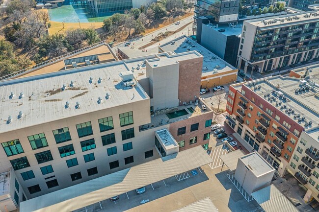 Building Photo - 3100 W 7th St