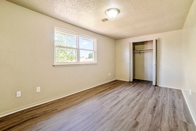 Building Photo - 5520 Evanbrook Terrace