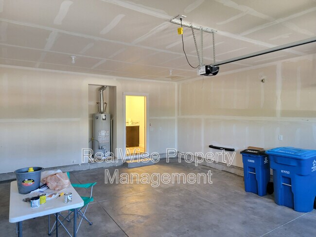 Building Photo - 2482 NW Glen Oak Ave