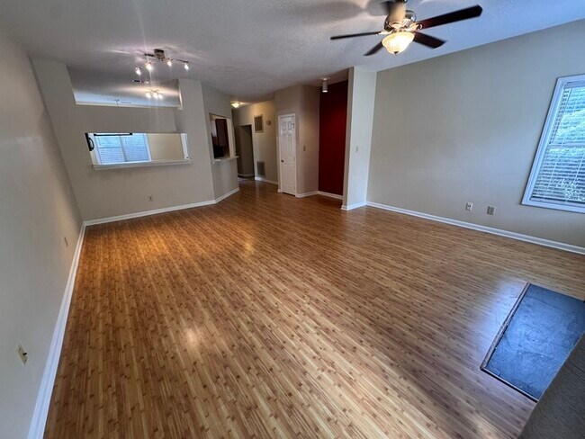 Building Photo - Beautiful Spacious 1st floor Condo! Amenit...