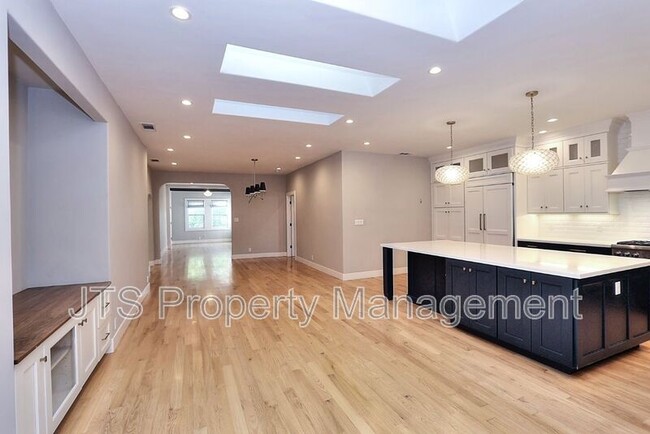 Building Photo - 809 Figueroa St