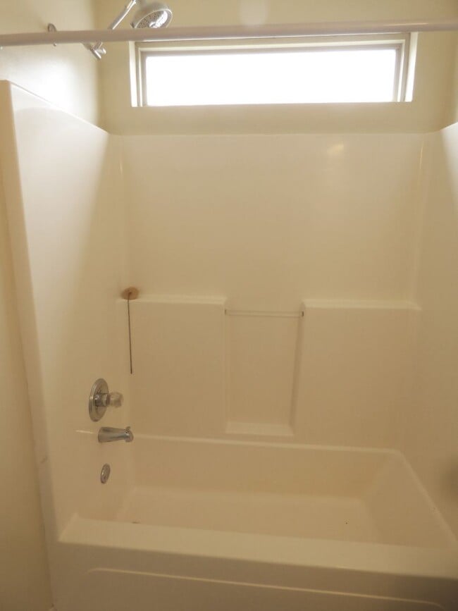 Building Photo - Beautiful Townhouse! All Electric, Washer/...
