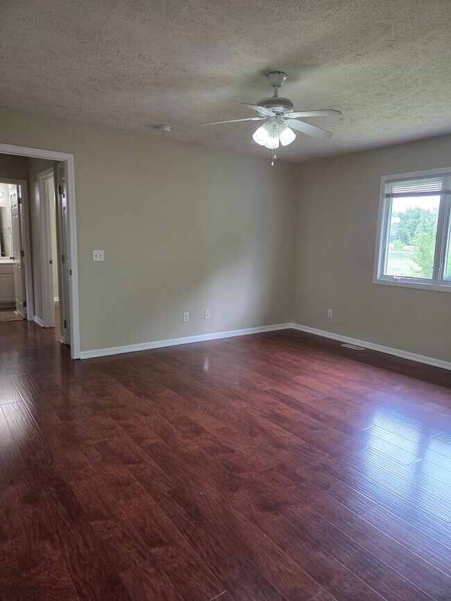 Building Photo - Beautiful 3-bedroom house available now