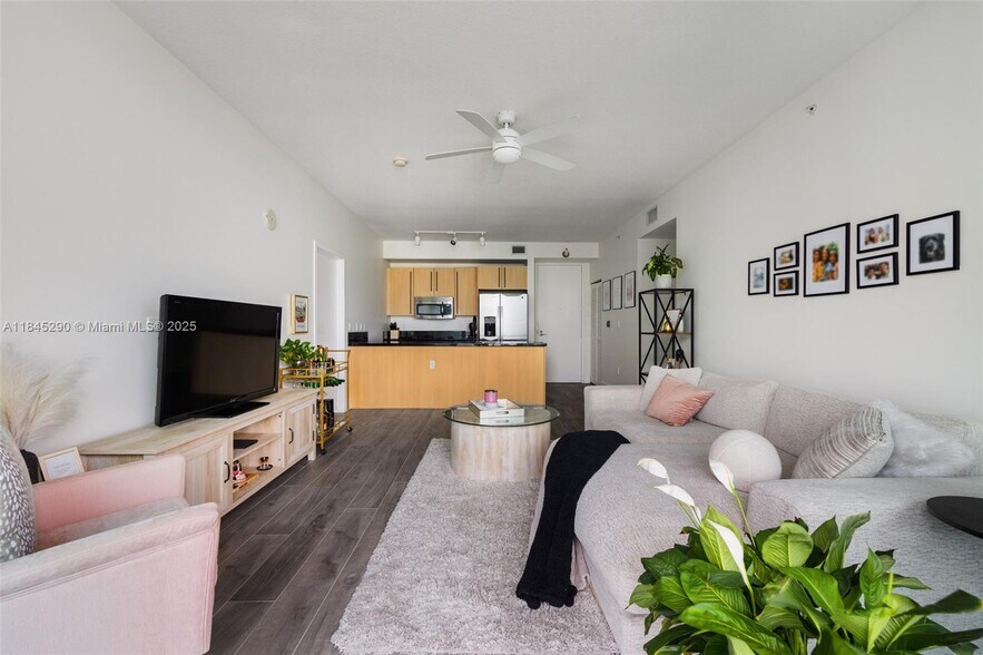 Building Photo - 1111 SW 1st Ave