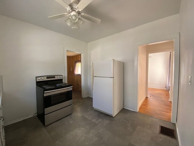 Building Photo - 3 Bedroom Single Family Home with Gleaming...