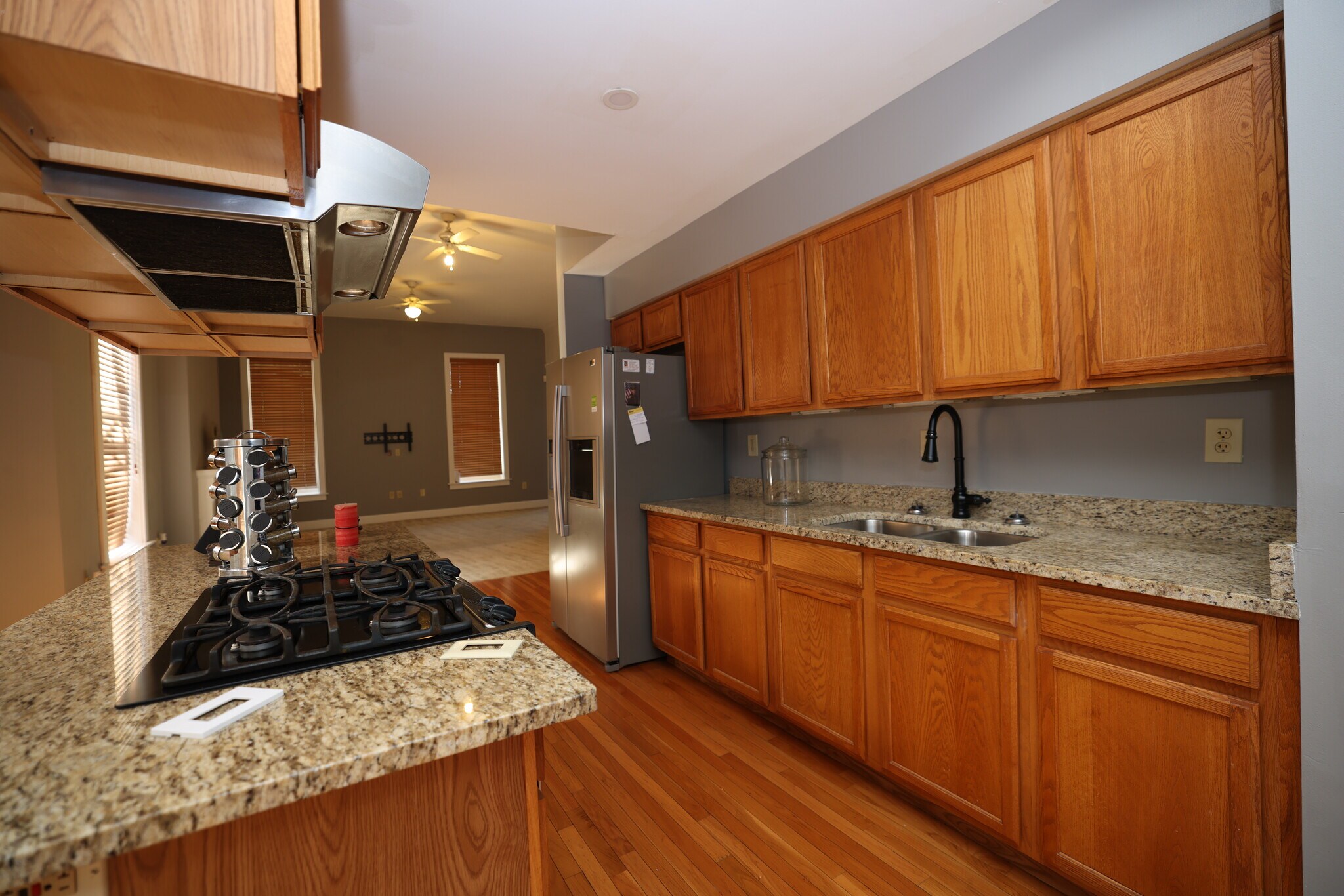 Kitchen - 852 Lincoln Ave