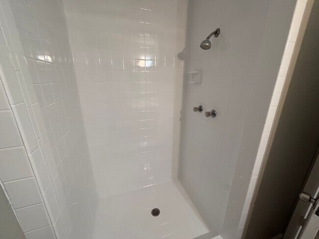 Building Photo - 1021-1023 Vera Court