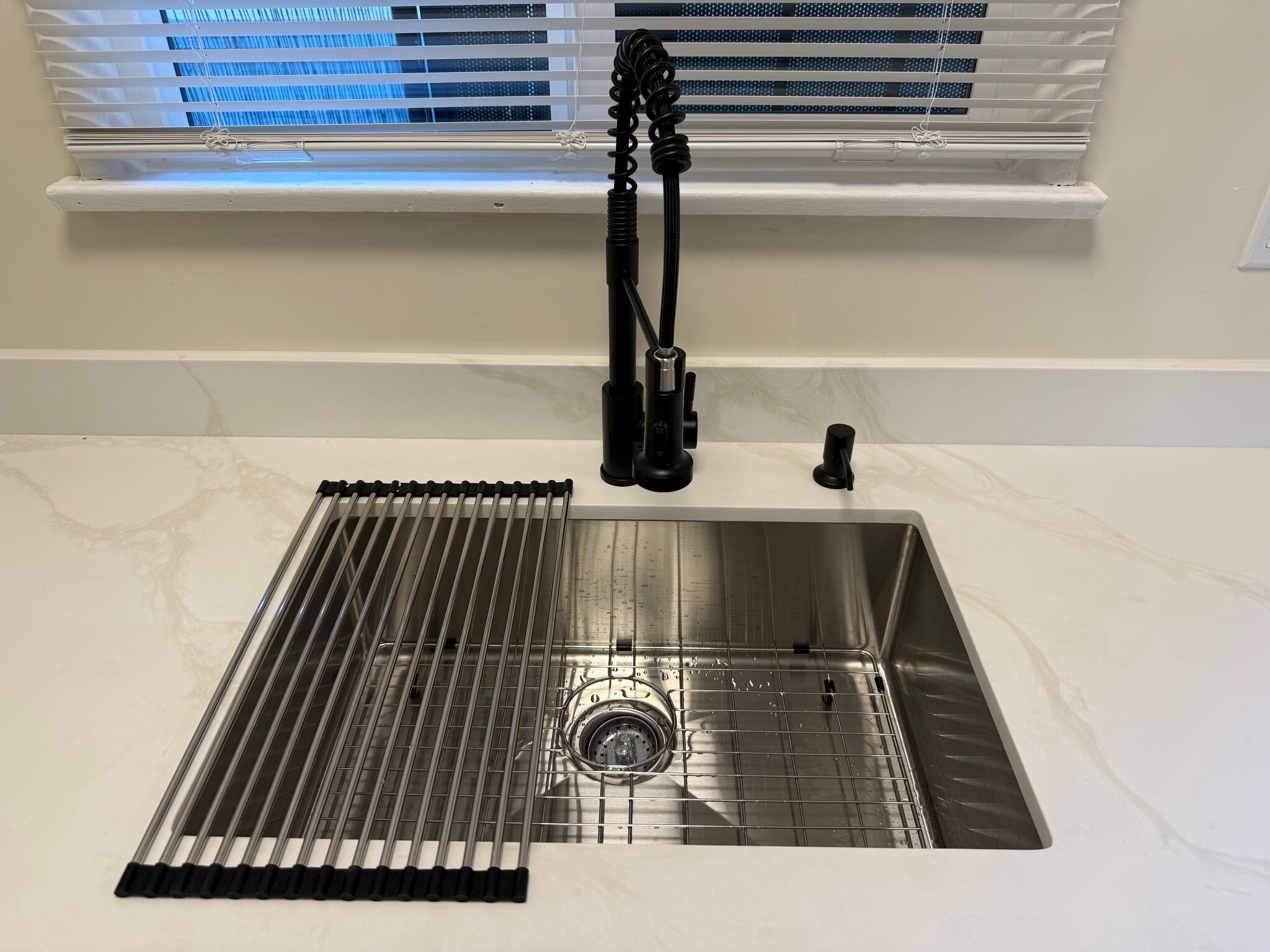 Building Photo - 14122 Delano St