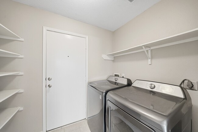 Building Photo - 21619 Knightsbrook Ln