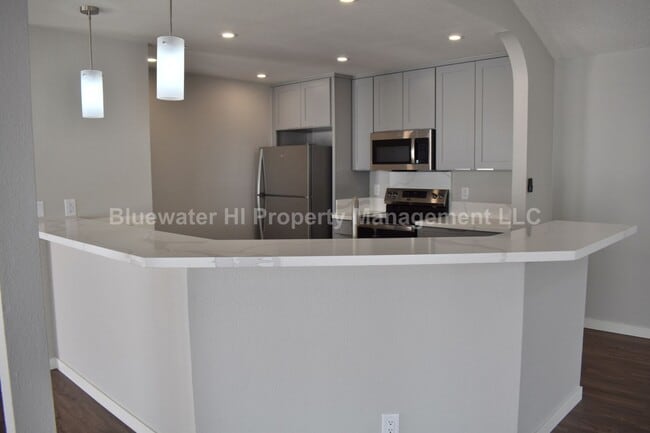 Building Photo - Renovated Single Level 3/2 w/ garage Waipi...
