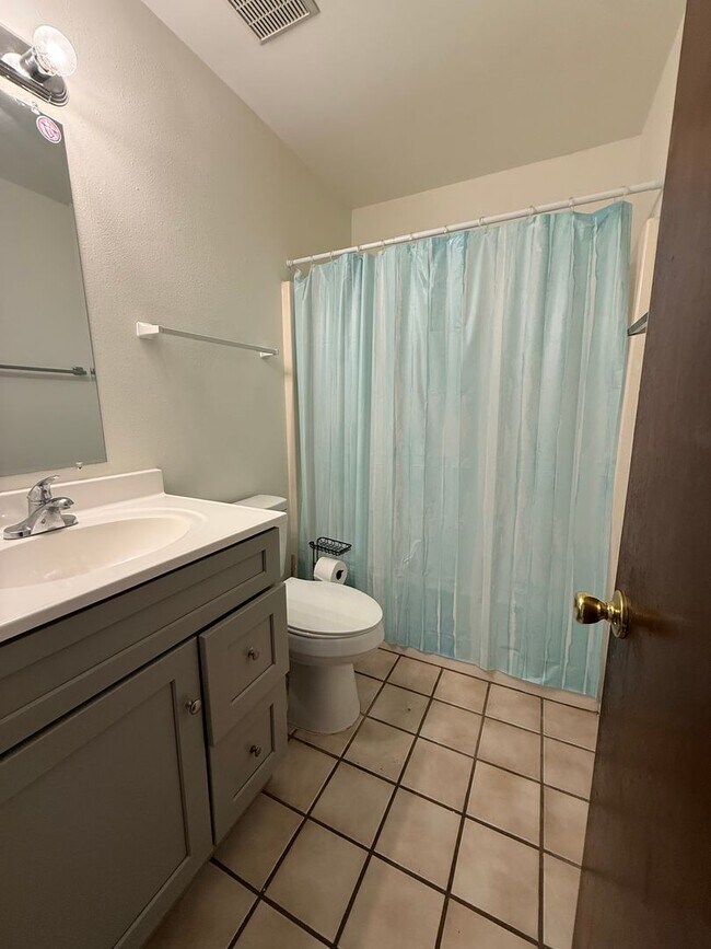Building Photo - 513 Landview Dr