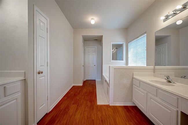 Building Photo - 2907 Little Branch Ct
