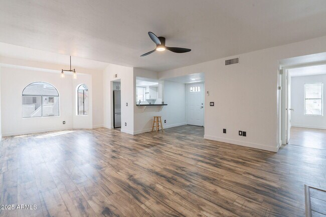 Building Photo - 850 S River Dr