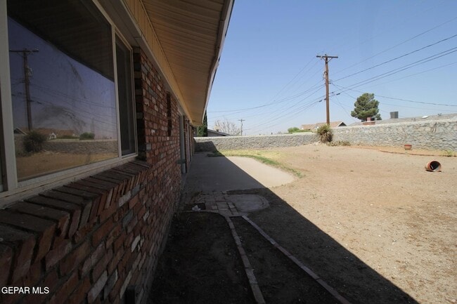 Building Photo - 317 Thunderbird Dr