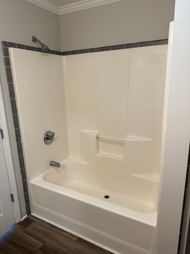 Building Photo - 102 Pine St