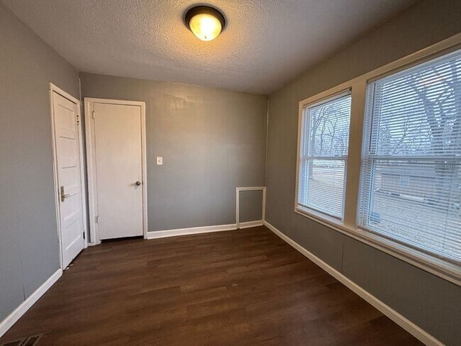 Building Photo - Charming 4BR 1BA Home with spacious yard!