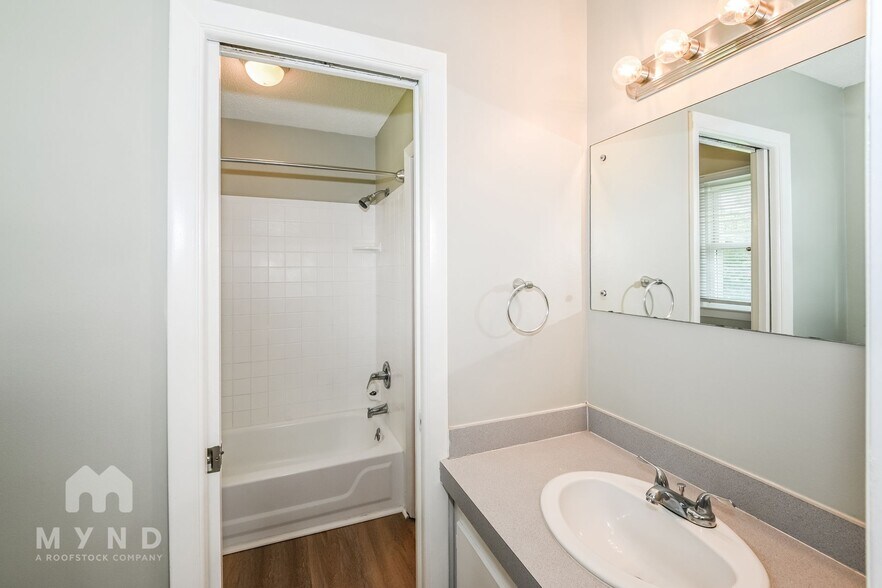 Building Photo - 221 Tanglewood Dr