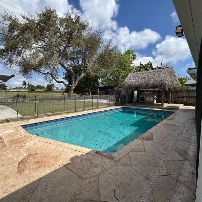 Building Photo - 4261 SW 22nd St