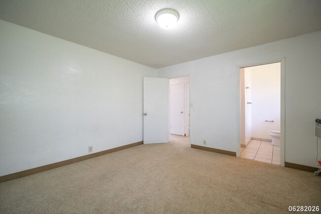Building Photo - Rarely Available 3-bed/2.5-bath/2-parking Townhouse in Aiea