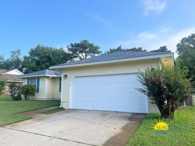 Building Photo - Great 3 bedroom family home in the heart of Destin!